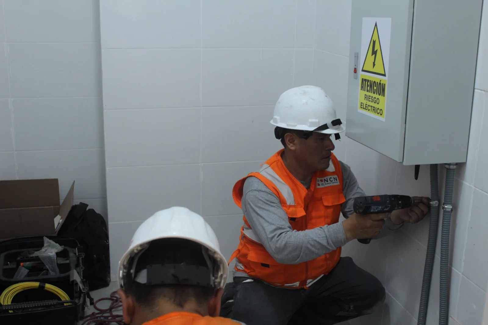 Técnico de NCN instalando instrumentación sísmica en campo